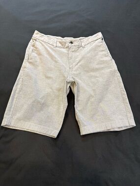Lululemon Men’s Gray Flat Front Shorts Size 31 Stretch Casual Golf